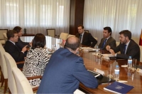 Un momento de la reunión entre el ministro de Industria y el presidente de Castilla-La Mancha.