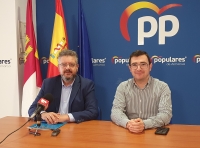 Juan Antonio Moreno y Longinos Marí, en la sede del PP de Almansa.
