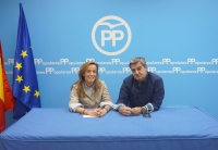 El presidente local del PP de Almansa, Ramón Rodríguez, junto a la diputada nacional por Albacete, Carmen Navarro.