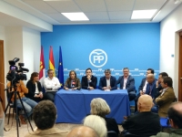 Reunión de los candidatos en la sede del PP de Almansa.