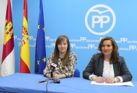 Tania Andicoberry junto con Rosario Rodríguez, en la sede del PP de Almansa.