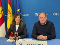 Maria Gil y Javier Sánchez, en la sede del PP de Almansa.