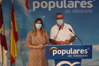 Carolina Agudo y Vicente Aroca, en la sede provincial del PP de Albacete.