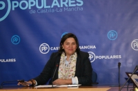 La diputada regional del PP, Cesárea Arnedo, en la rueda de prensa en las Cortes.