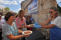 Cospedal asistió a una comida popular en el municipio toledano de Guadamur.