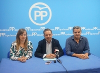 Antonio Martínez, junto a Ramón Rodríguez y Tania Andicoberry, en la sede del PP de Almansa.