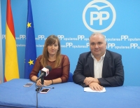 Tania Andicoberry y Constantino Berruga, en la sede del PP de Almansa.
