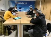 Manuel Serrano durante la reunión con los miembros de la Plataforma para el uso y disfrute del Circuito de Albacete, junto a Antonio Martínez y Francisco Navarro