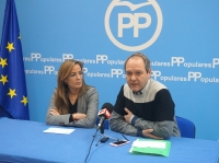 Carmen Navarro y José Antonio Gil, en la sede del PP de Almansa.
