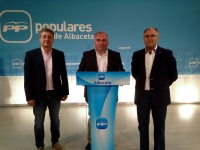 Constantino Berruga, junto a los diputados provinciales Juan Gómez y Pablo Escobar, en la sede provincial.