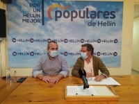 Francisco Vizcaíno y Antonio Martínez, en la sede del PP de Hellín.