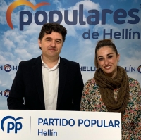 Francisco Navarro y Sonia Mascuñán, en la sede del PP de Hellín.