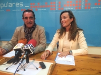 Manuel Mínguez y Carmen Navarro, en la sede del PP de Hellín.