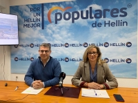 Manuel Serena y Lola Merino, en la sede del PP de Hellín.