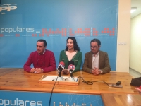 Claudia Alonso, junto a Manuel Mínguez y Antonio Martínez, en la sede del PP de Hellín.