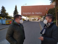 Manuel Serena y Juan Antonio Moreno, en las puertas del Hospital Comarcal de Hellín.