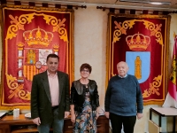 Manuel Serrano, junto a María Dolores Almarcha y Sinforiano Montes, en el Ayuntamiento de Montealegre del Castillo.