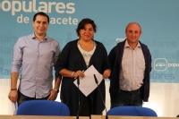 Cesárea Arnedo, junto a los concejales del PP en Lezuza, Marco Antonio Sáez y Antonio González de la Vara.