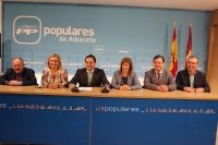 El presidente del PP, Paco Núñez, en rueda de prensa junto a los parlamentarios del PP.