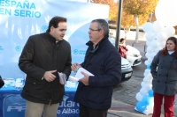 Paco Núñez y Vicente Aroca, en la mesa informativa del PP de Albacete.