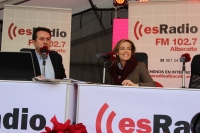 Carmen Navarro, en el set de Es Radio en la Plaza del Altozano, durante el maratón solidario.