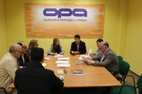 Un momento de la reunión en la sede de OPA.