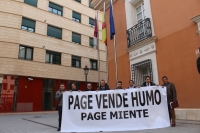 Núñez, junto con los alcaldes, en la sede de la Junta en Albacete.