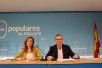 Carmen Navarro y Vicente Aroca, en la sede del PP de Albacete.