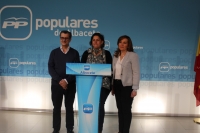 José Serrano, Cesárea Arnedo y Rosario Rodríguez, en la sede del PP de Albacete.