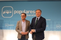 Antonio Martínez y Francisco Cañizares, diputados del Grupo Parlamentario Popular CLM, en la sede del PP de Albacete.