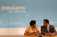 Cesárea Arnedo y Francisco Núñez, en la sede del PP.