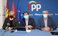 José Manuel Labrador, junto a Ramón Rodríguez y Vicente Aroca, en la sede del PP de Almansa.