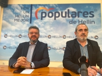 Juan Antonio Moreno y Francisco Vizcaíno, en la sede del PP de Hellín.