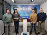 María Gil, en la Roda, junto al portavoz del PP Eduardo Sánchez y miembros de la Junta Local.