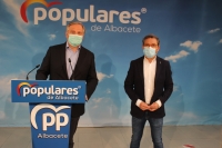 Paco Cañizares y Antonio Martínez, en la sede del PP-AB.