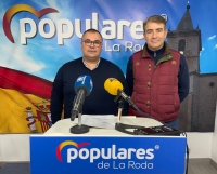Bernardo Ortega, junto a Javier González, en la sede del PP de La Roda.