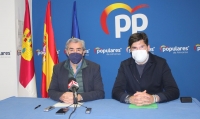 Ramón Rodríguez y el concejal Álvaro Bonillo, en la sede del PP de Almansa.