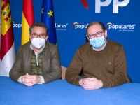 Antonio Martínez y Javier Sánchez Roselló, en la sede del PP de Almansa.