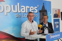 Vicente Aroca y Antonio Martínez, en la sede del PP de La Roda.