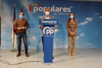 Vicente Aroca, junto a Carmen Navarro y Antonio Martínez, en la sede del PP de Albacete.