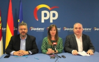 Juan Antonio Moreno, junto a Tania Andicoberry y Constantino Berruga, en la sede del PP de Almansa.