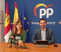 Tania Andicoberry y Santiago Serrano, en la sede del PP de Almansa.