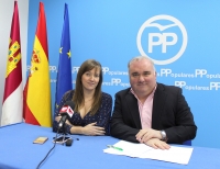 Tania Andicoberry y Constantino Berruga, en la sede del PP de Almansa.