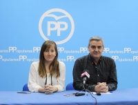 Tania Andicoberry y Ramón Rodríguez, en la sede del PP de Almansa.