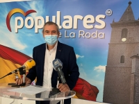 Vicente Aroca, en la sede del PP de La Roda.