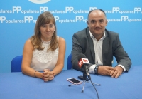 Tania Andicoberry y Valentín Bueno, en la sede del PP de Almansa.