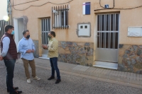 Ángel Alfaro, Juan Carlos Mozo y Antonio Martínez, en la puerta del Consultorio Médico de Vianos.