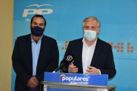 José Luis Zapata y Francisco Cañizares, en la sede del PP de Villarrobledo.