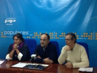 Cesárea Arnedo, Valentín Bueno y Vicente Aroca, en la rueda de prensa de Villarrobledo.