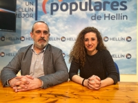 Francisco Vizcaíno y Sonia Mascuñán, en la sede del PP de Hellín.